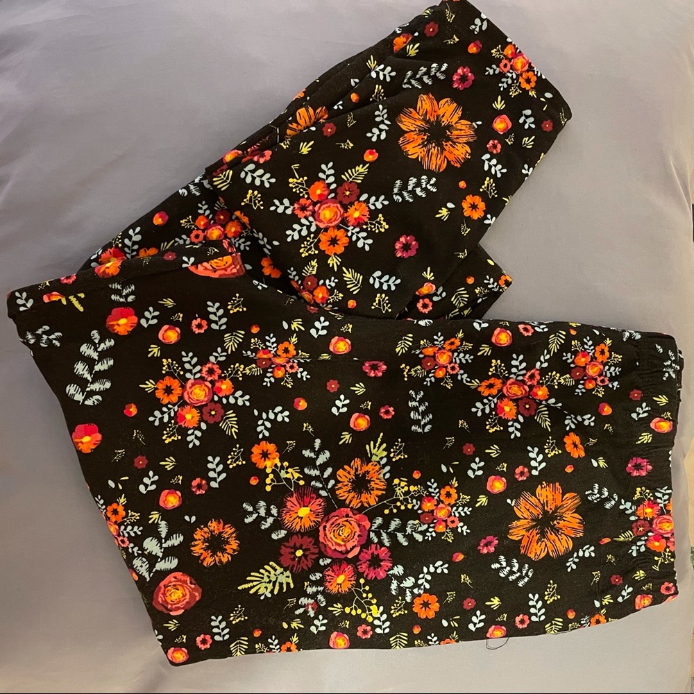 Agnes & Dora large leggings black with multicolored floral print- new w/out tag
